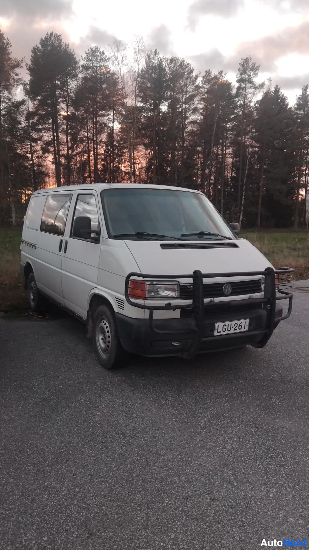 Valkoinen Volkswagen Transporter 1996, etuviisto, keula oikealle, kuva 2