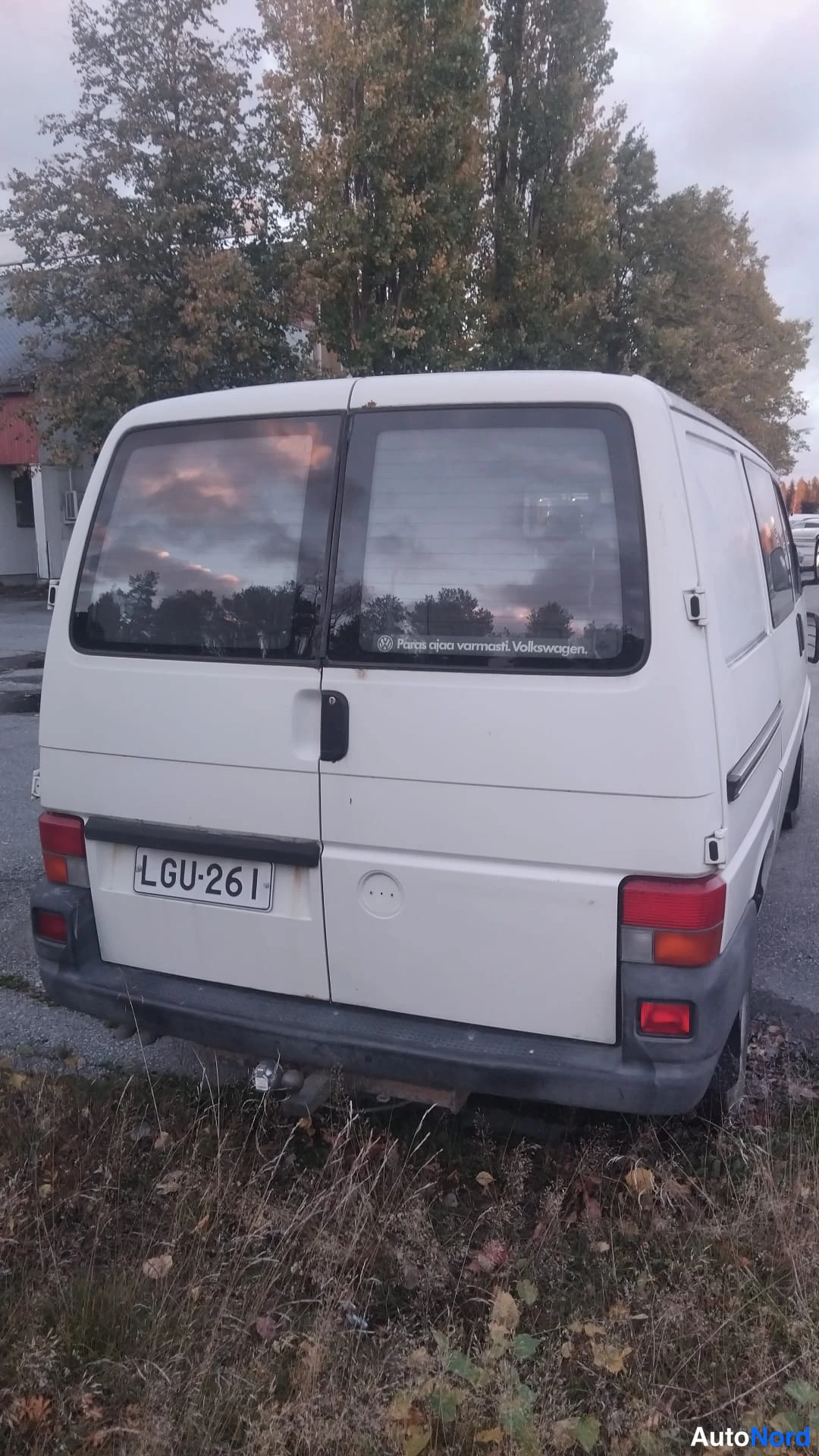 Valkoinen Volkswagen Transporter 1996, takaviisto, kuva 3