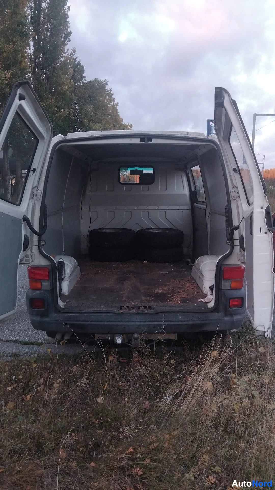 Valkoinen Volkswagen Transporter 1996, tavaratila, kuva 4