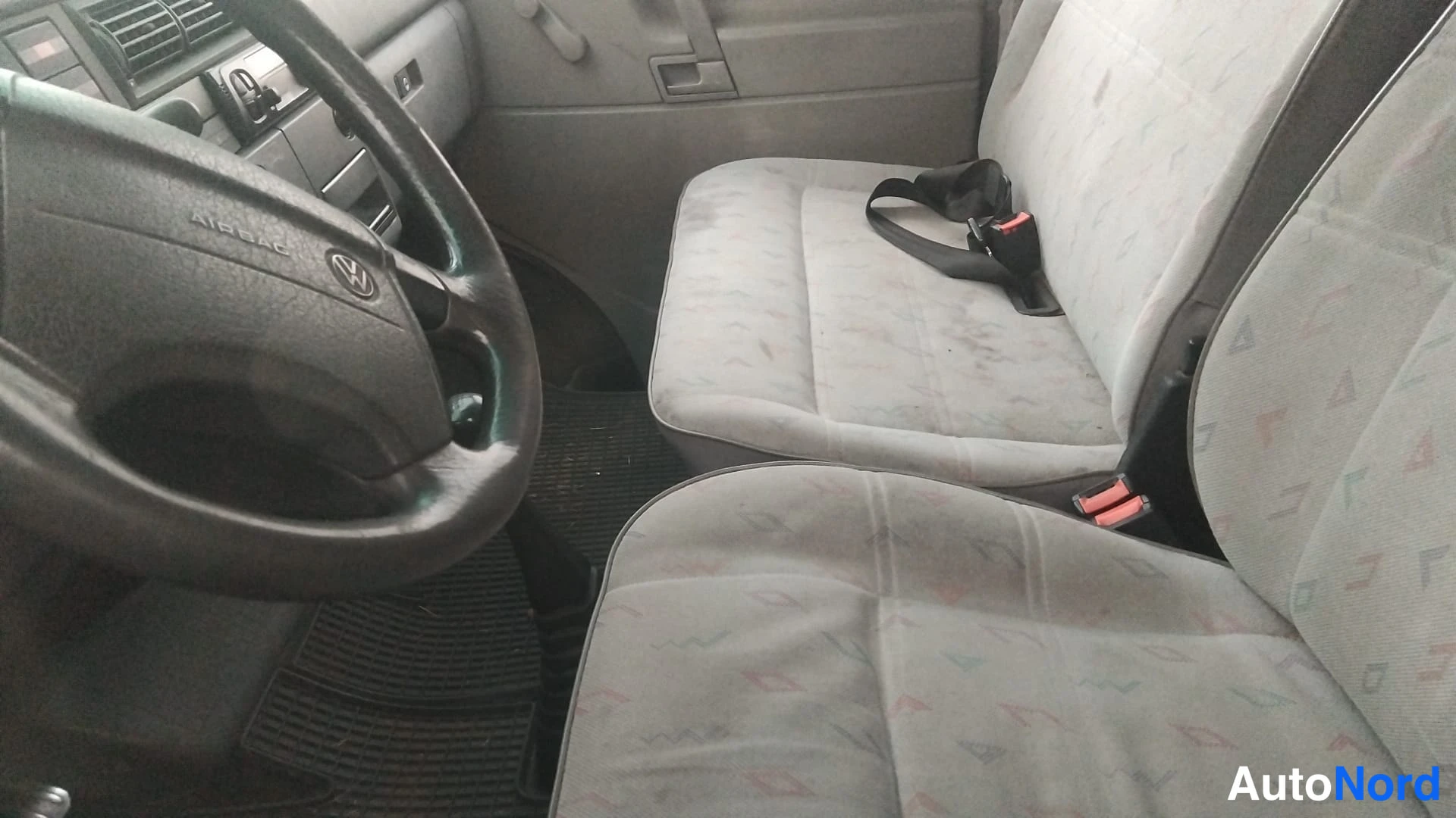 Valkoinen Volkswagen Transporter 1996, etuistuimet, kuva 5