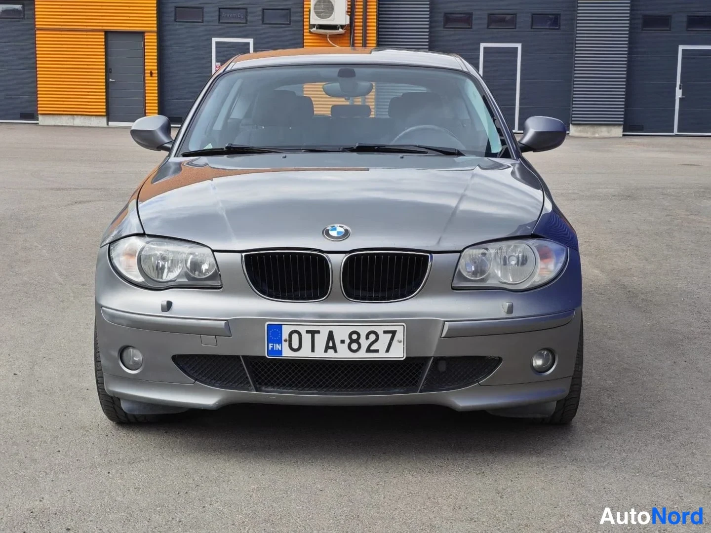 Harmaa BMW 116i 2010, edestä, kuva 3