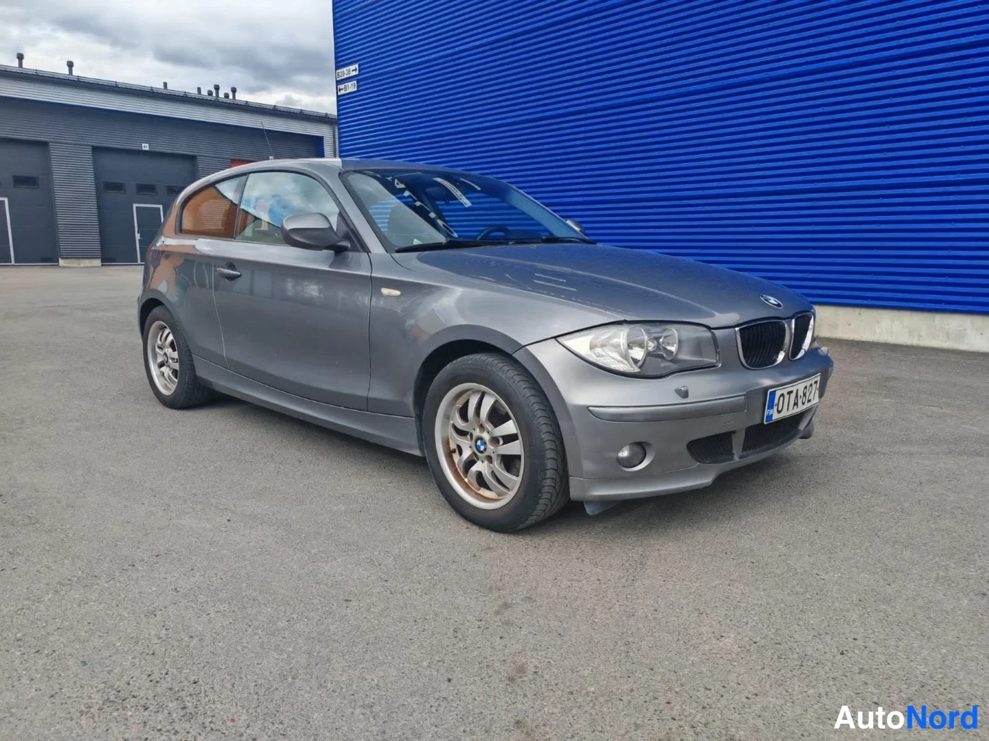 Harmaa BMW 116i 2010, etuviisto, keula oikealle, kuva 2