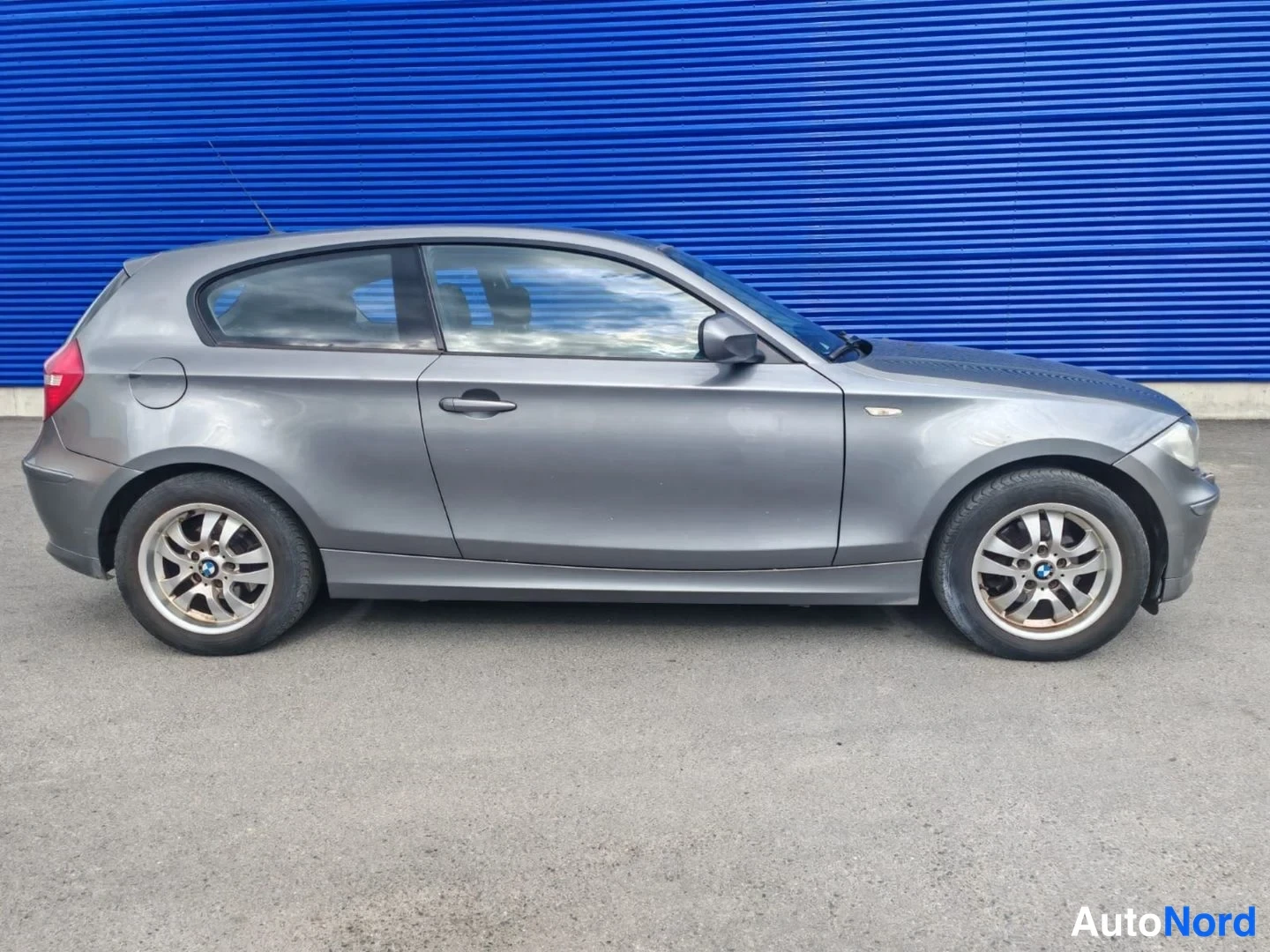 Harmaa BMW 116i 2010, sivulta, kuva 4