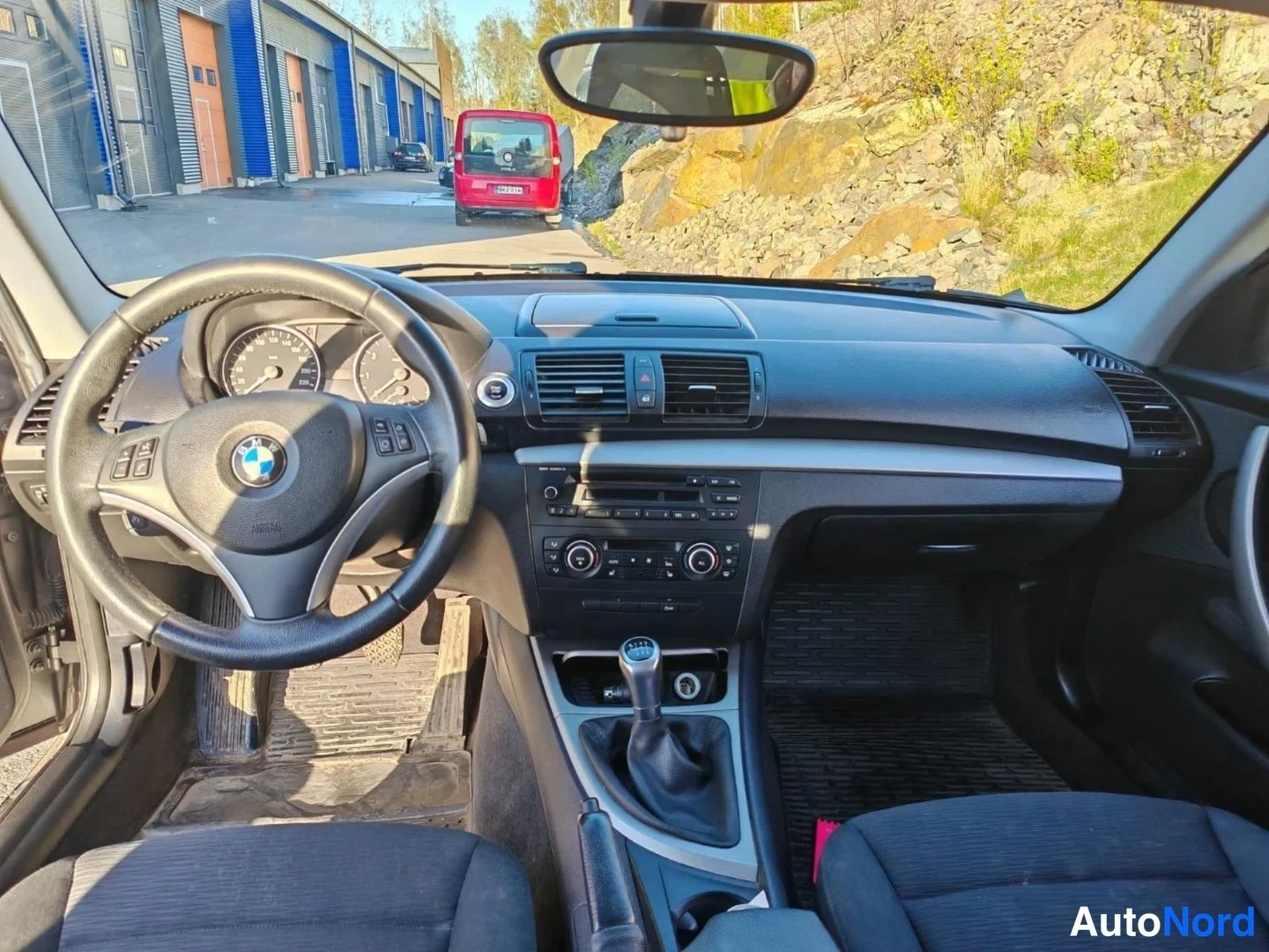 Harmaa BMW 116i 2010, ohjaamo, kuva 9