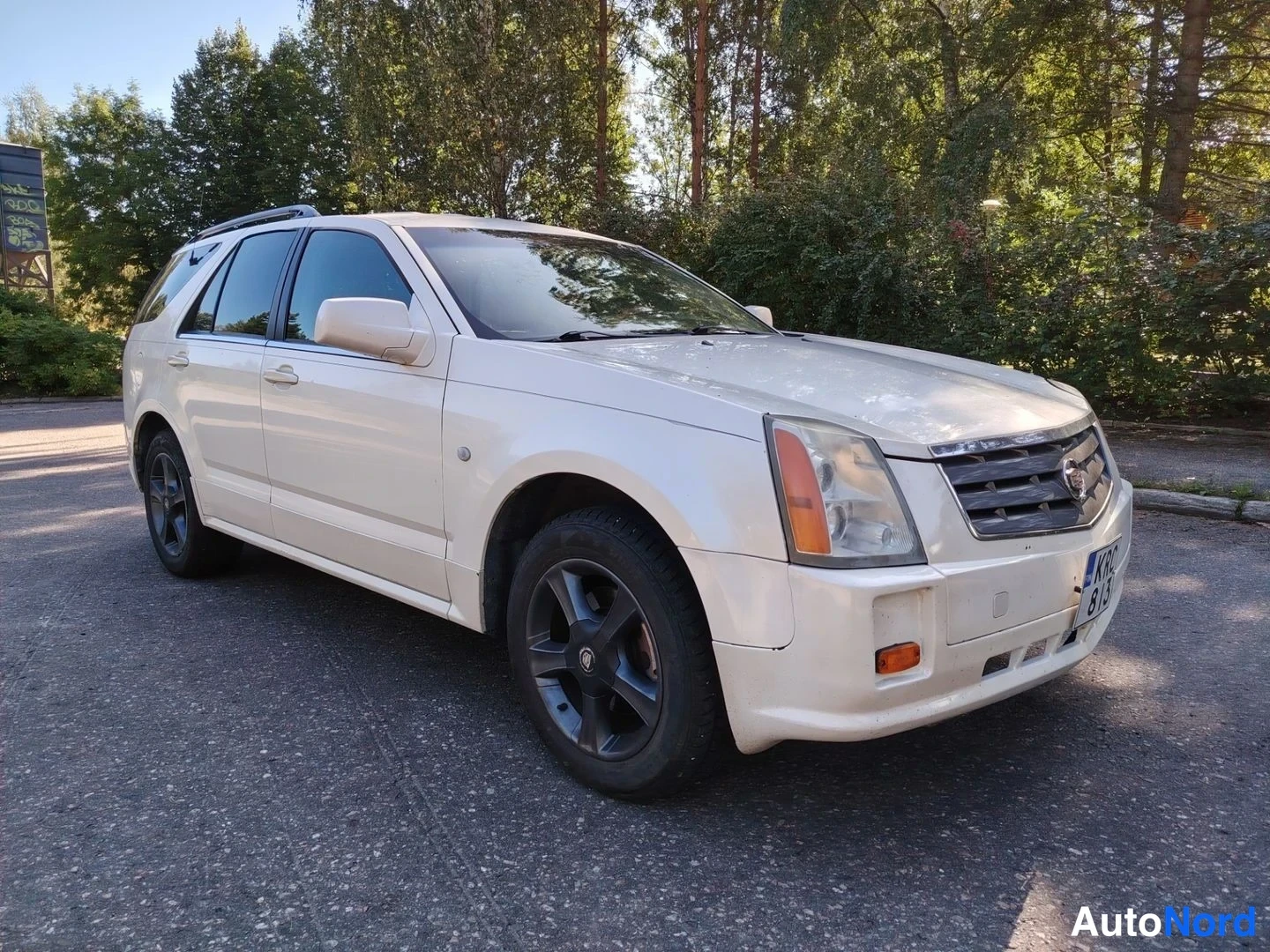 Valkoinen Cadillac SRX 2004, etuviisto, keula oikealle, kuva 3