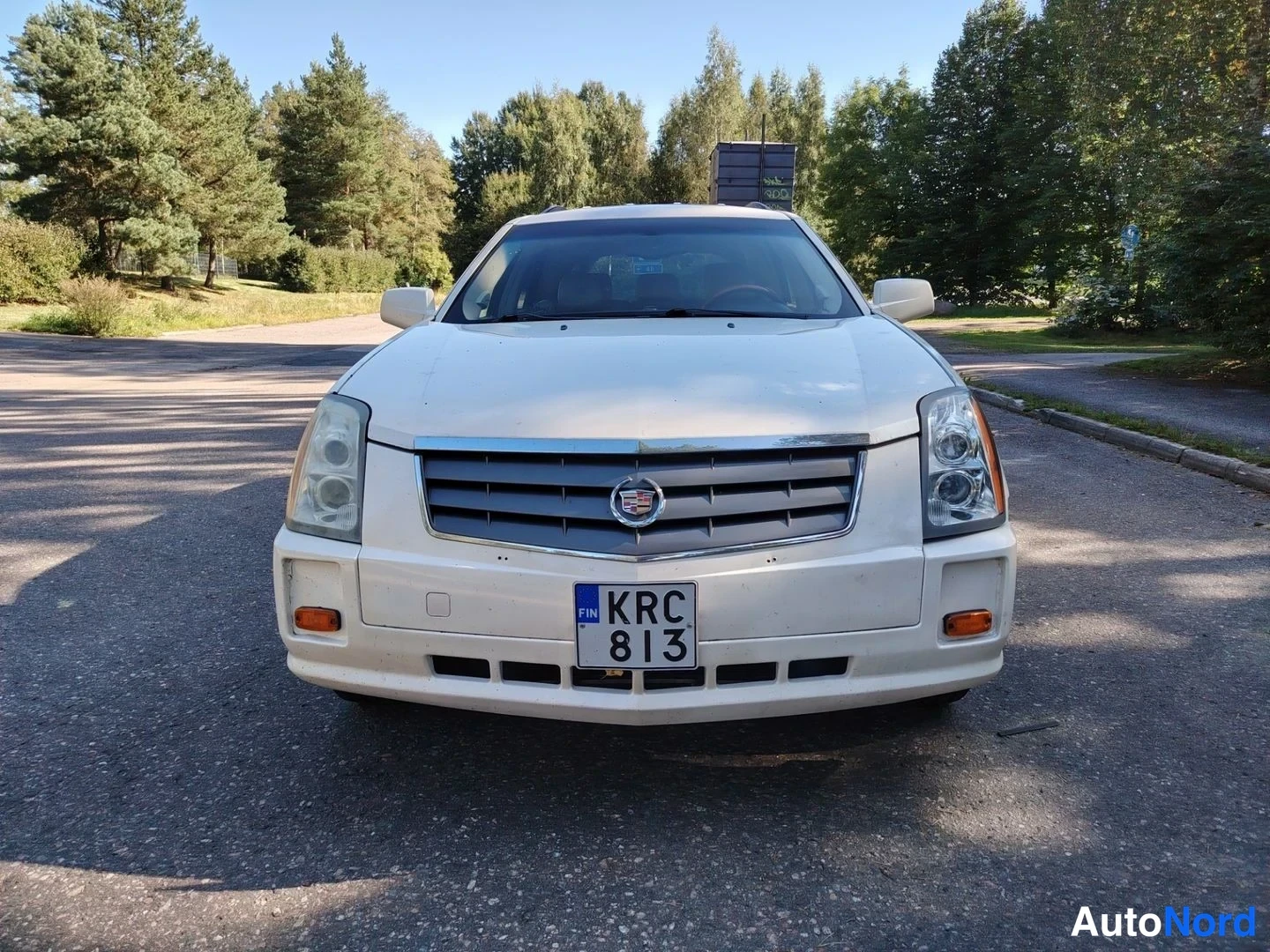 Valkoinen Cadillac SRX 2004, edestä, kuva 4