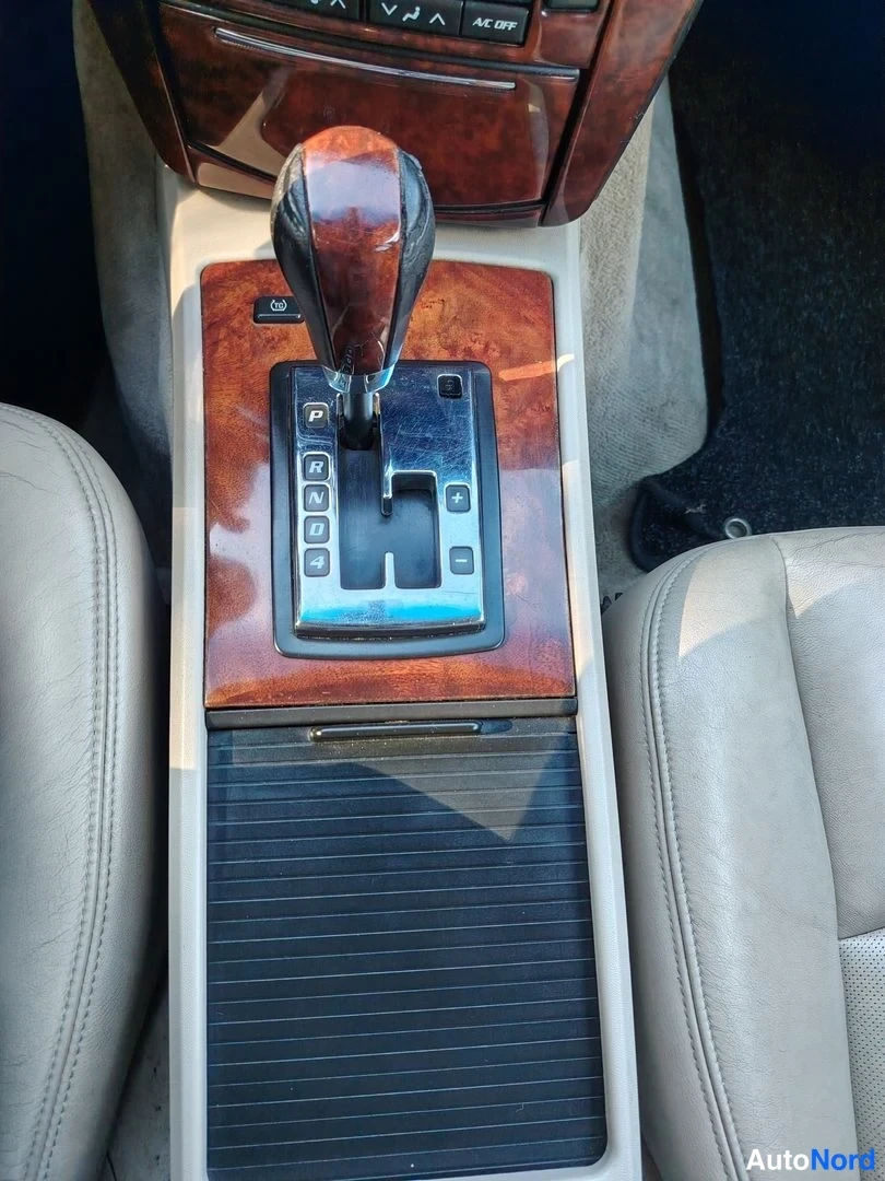 Valkoinen Cadillac SRX 2004, yksityiskohta, kuva 23