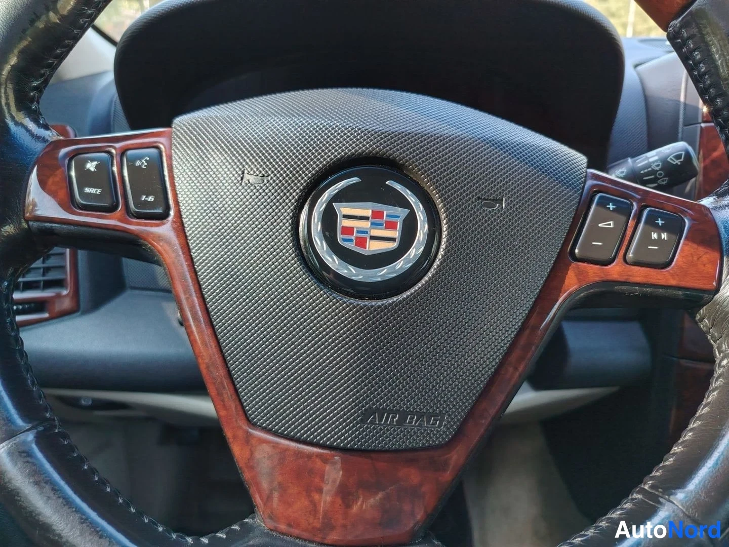 Valkoinen Cadillac SRX 2004, yksityiskohta, kuva 24