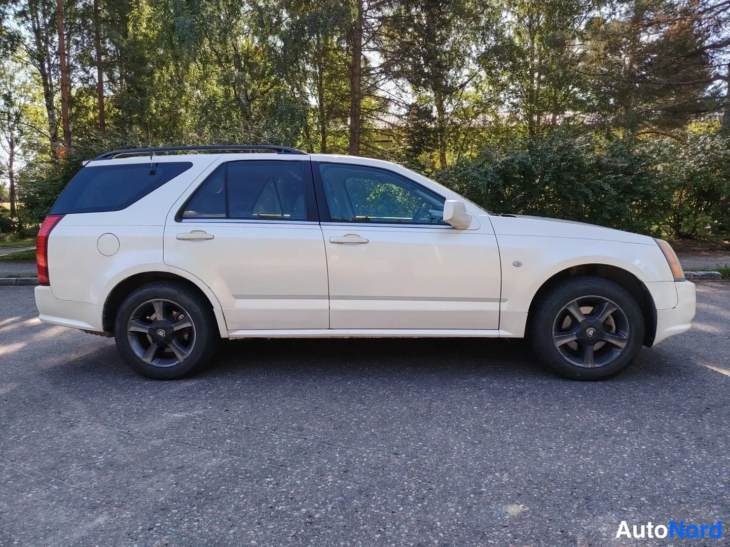 Valkoinen Cadillac SRX 2004, sivulta, kuva 5