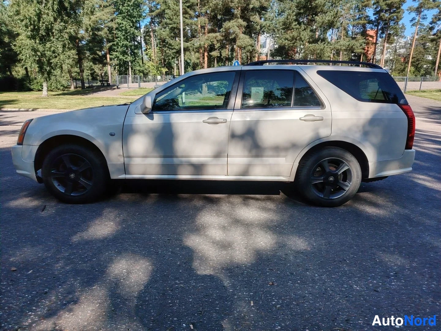 Valkoinen Cadillac SRX 2004, etuviisto, keula vasemmalle, kuva 2