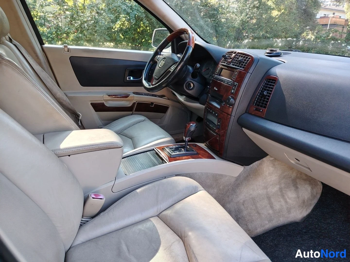 Valkoinen Cadillac SRX 2004, ohjaamo, kuva 9