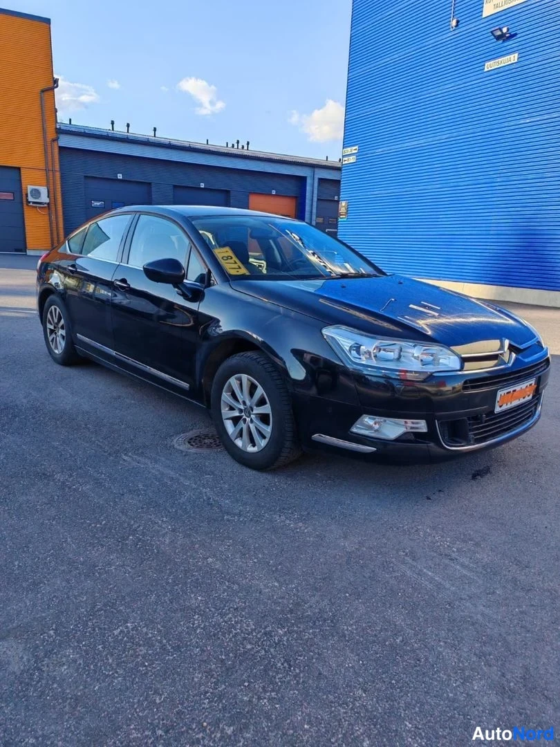 Musta Citroen C5 2011, etuviisto, keula oikealle, kuva 4