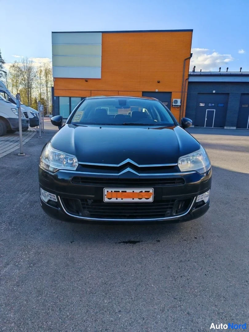 Musta Citroen C5 2011, edestä, kuva 5