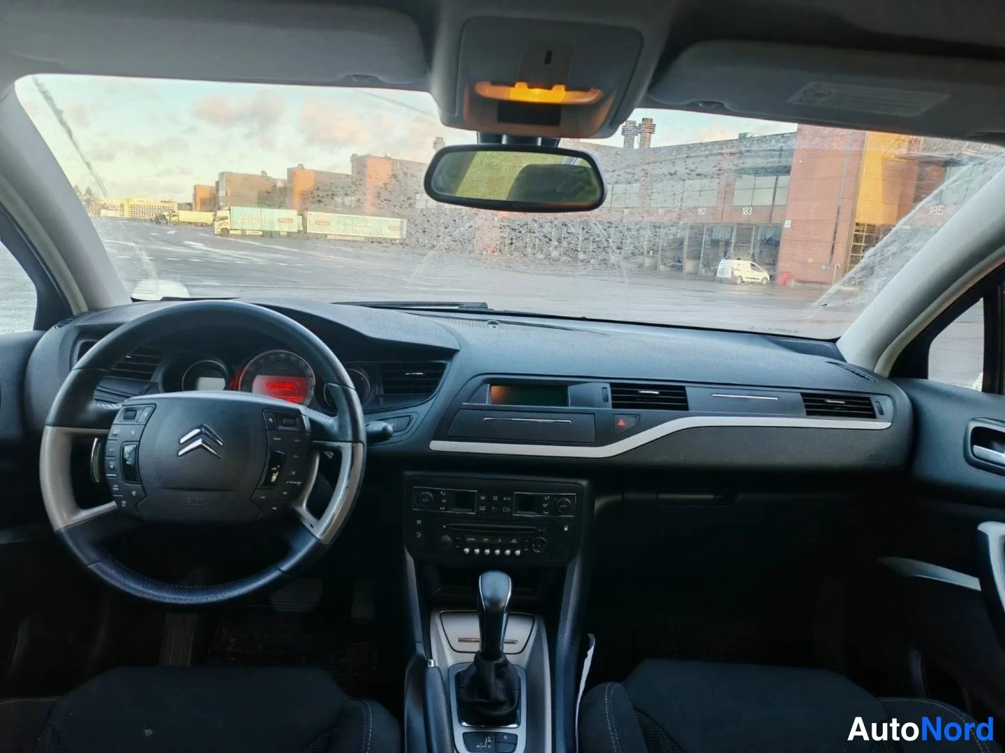 Musta Citroen C5 2011, ohjaamo, kuva 11