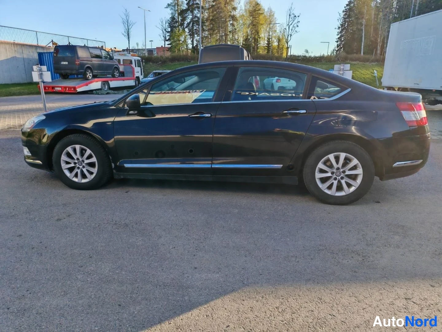 Musta Citroen C5 2011, etuviisto, keula vasemmalle, kuva 3