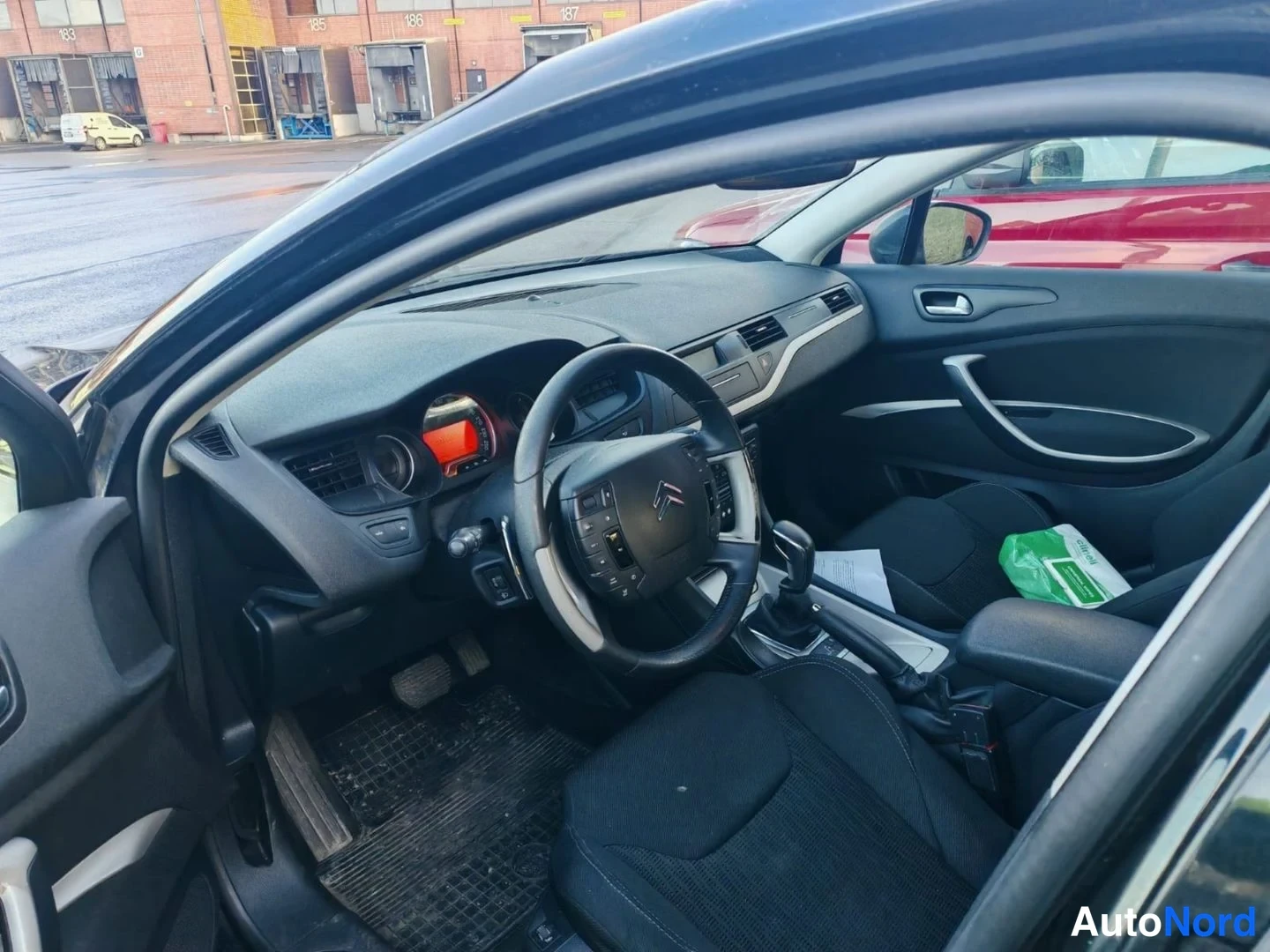 Musta Citroen C5 2011, ohjaamo, kuva 10