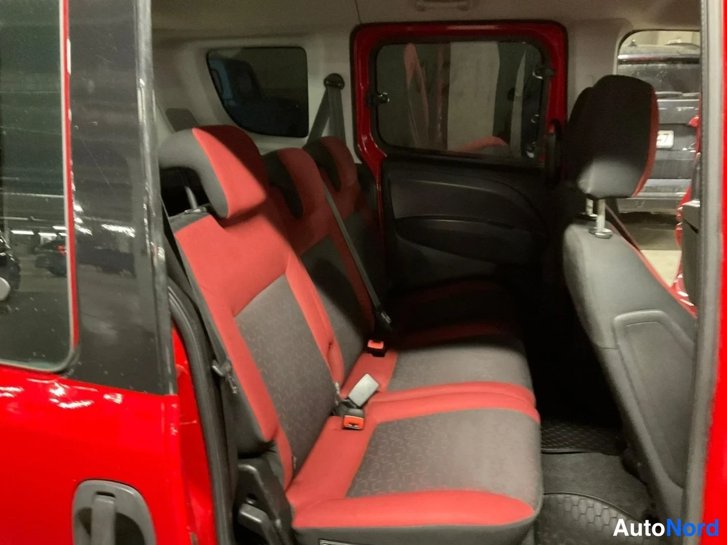 Punainen Fiat Doblo 2012, takaistuimet, kuva 11