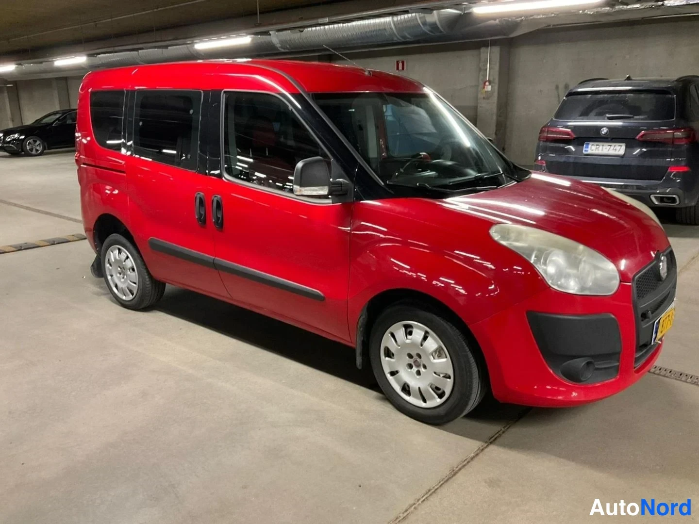 Punainen Fiat Doblo 2012, etuviisto, keula oikealle, kuva 3