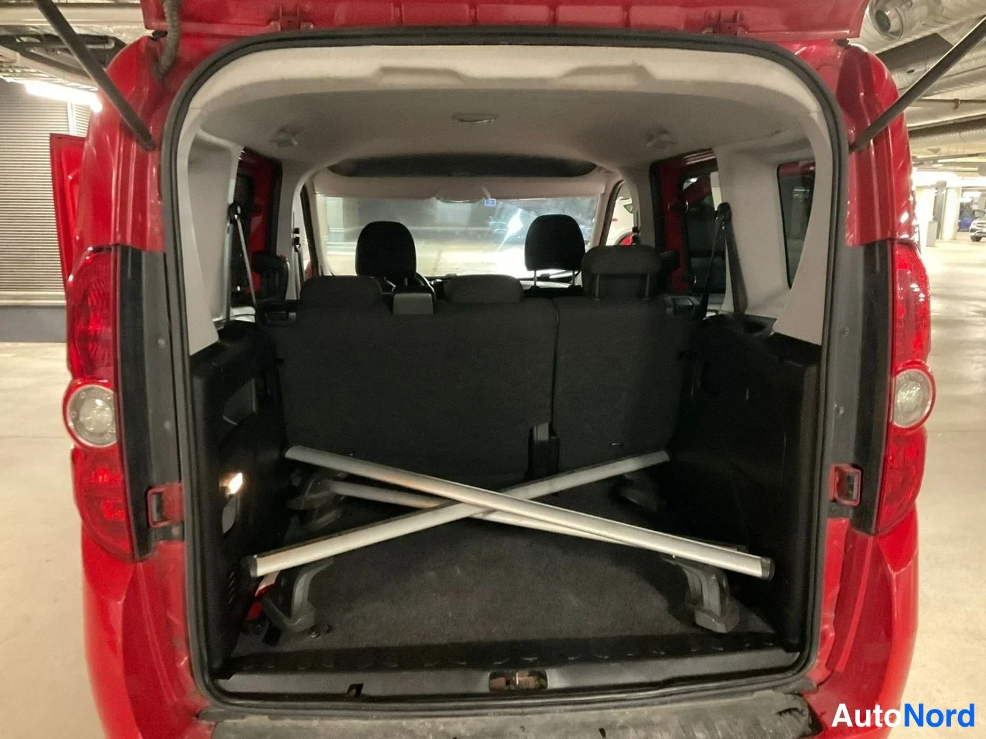 Punainen Fiat Doblo 2012, kuva 22