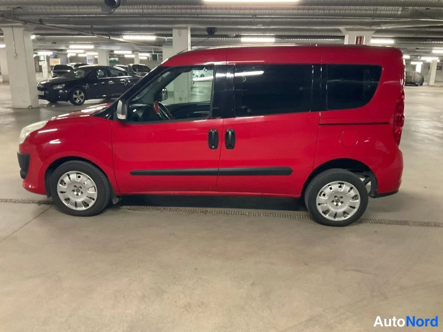 Punainen Fiat Doblo 2012, sivulta, kuva 5