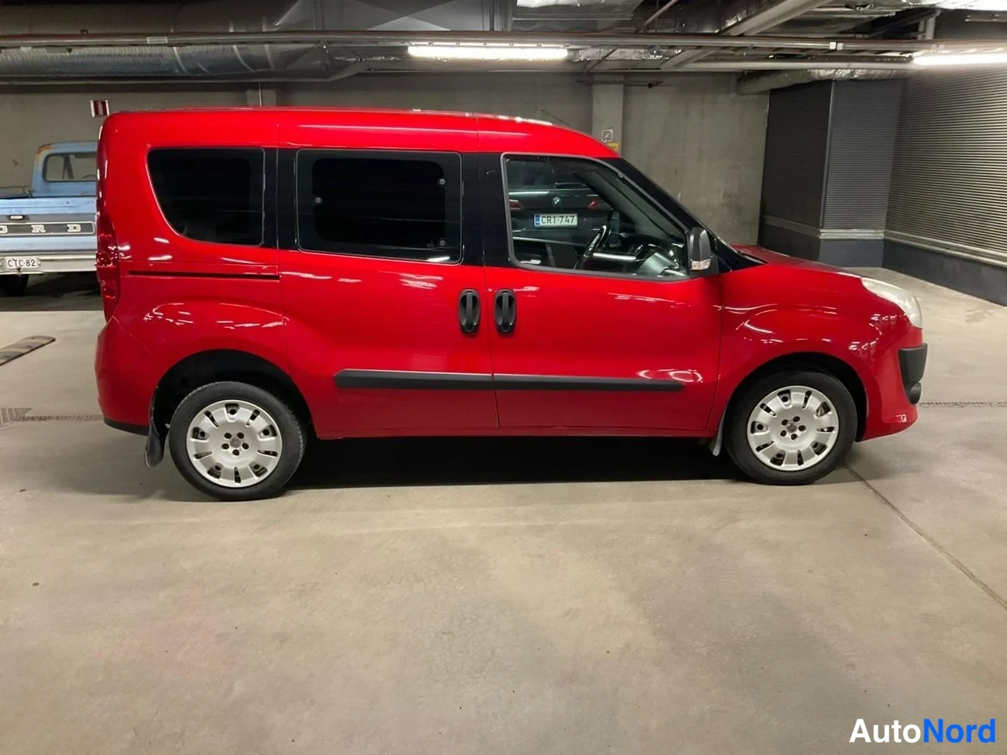 Punainen Fiat Doblo 2012, etuviisto, keula oikealle, kuva 2