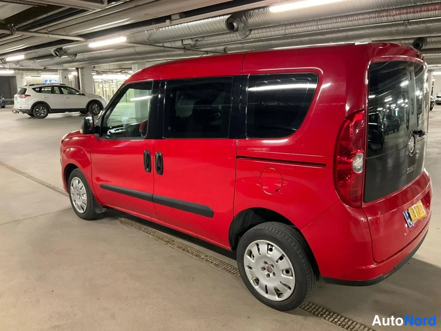 Punainen Fiat Doblo 2012, takaviisto, kuva 6