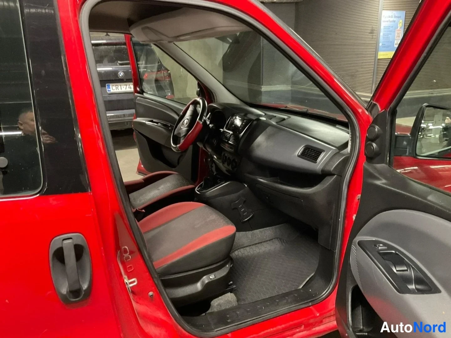 Punainen Fiat Doblo 2012, ohjaamo, kuva 9