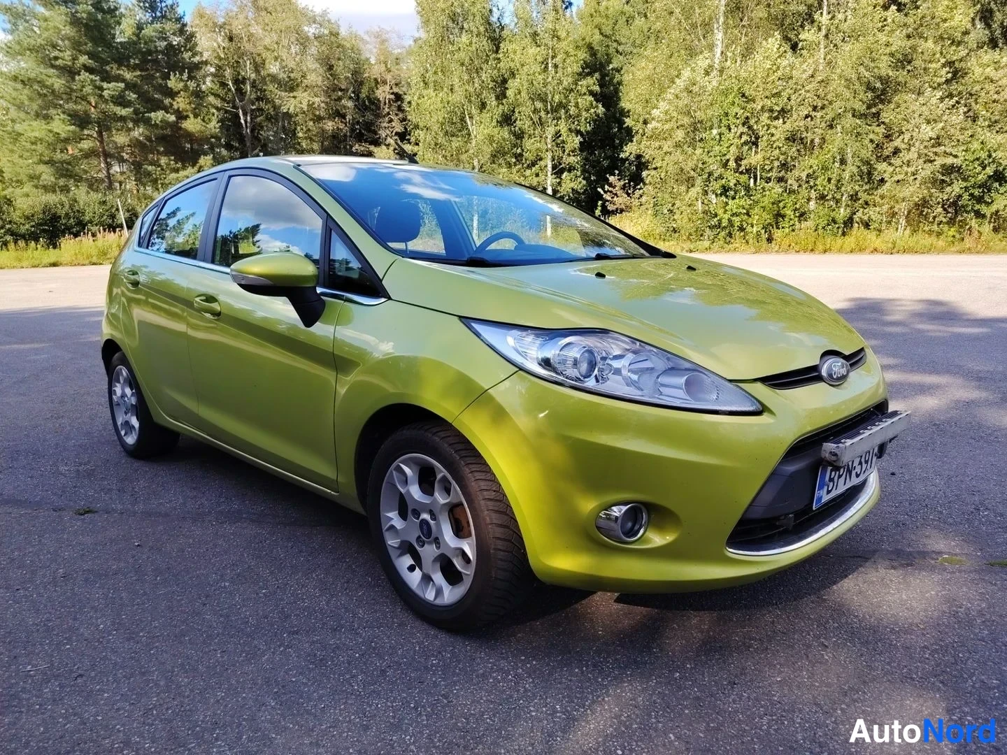 Vihreä Ford Fiesta 2012, etuviisto, keula oikealle, kuva 3