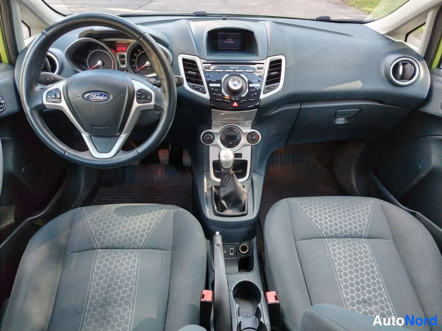 Vihreä Ford Fiesta 2012, ohjaamo, kuva 11