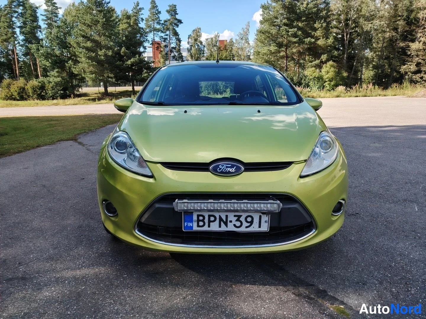 Vihreä Ford Fiesta 2012, edestä, kuva 4
