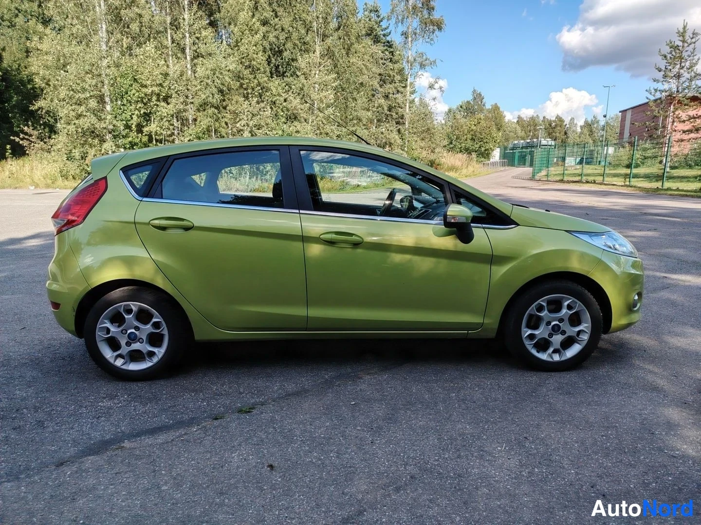 Vihreä Ford Fiesta 2012, sivulta, kuva 5