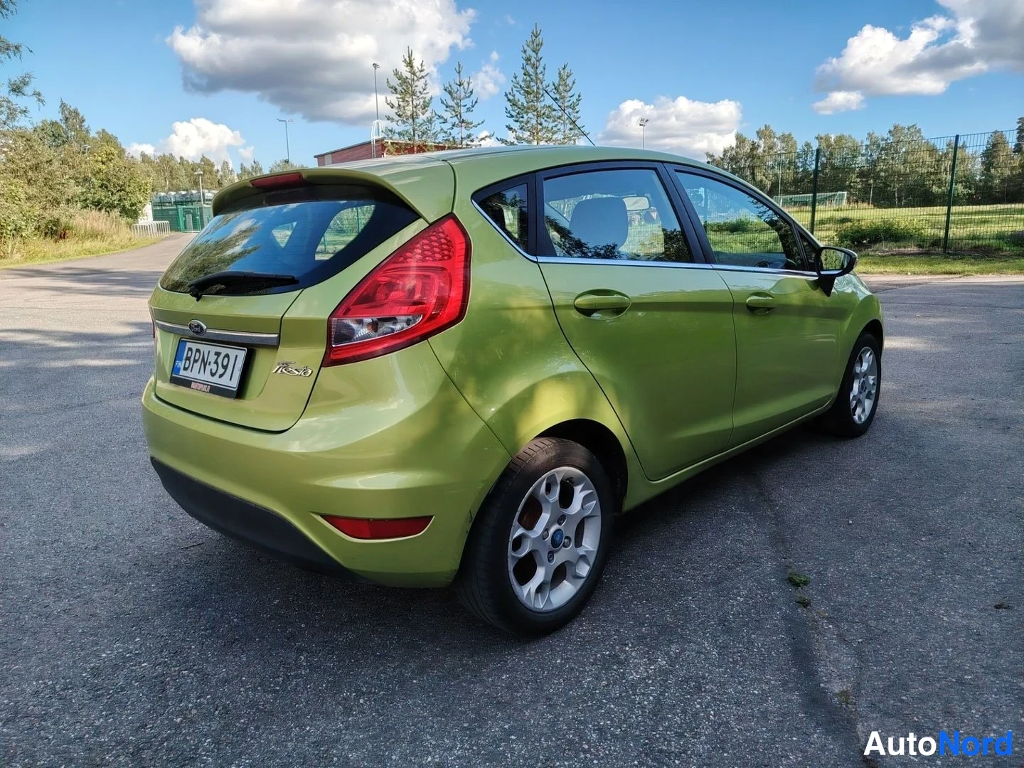 Vihreä Ford Fiesta 2012, takaviisto, kuva 6