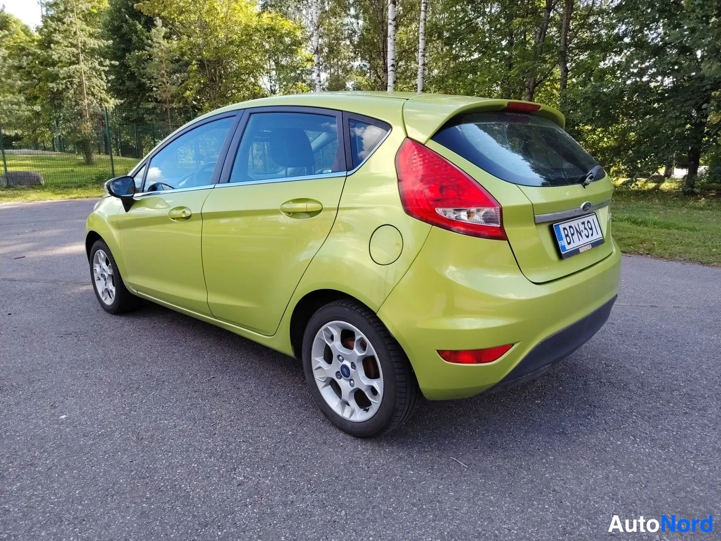 Vihreä Ford Fiesta 2012, takaviisto, kuva 7