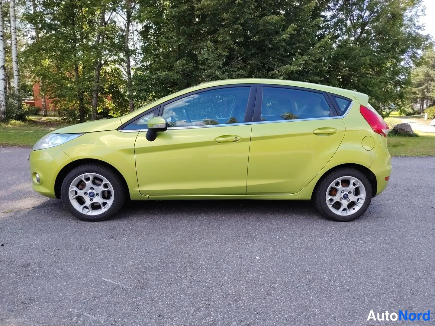 Vihreä Ford Fiesta 2012, etuviisto, keula vasemmalle, kuva 2