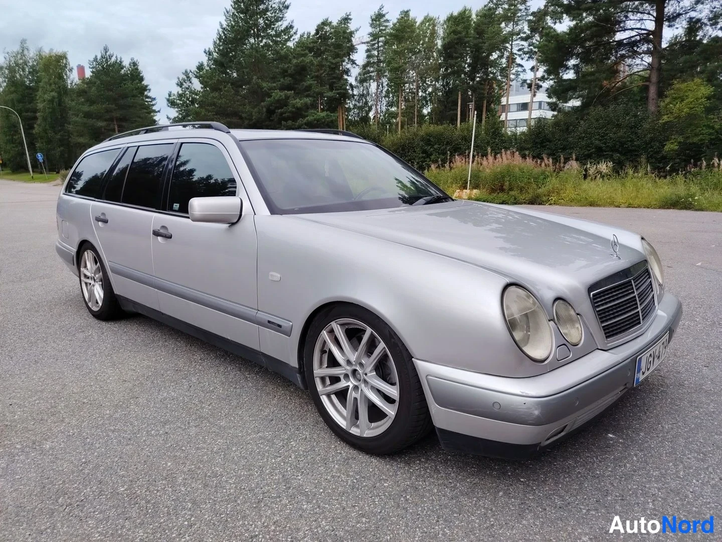 Harmaa Mercedes-Benz E 240 1998, etuviisto, keula oikealle, kuva 2
