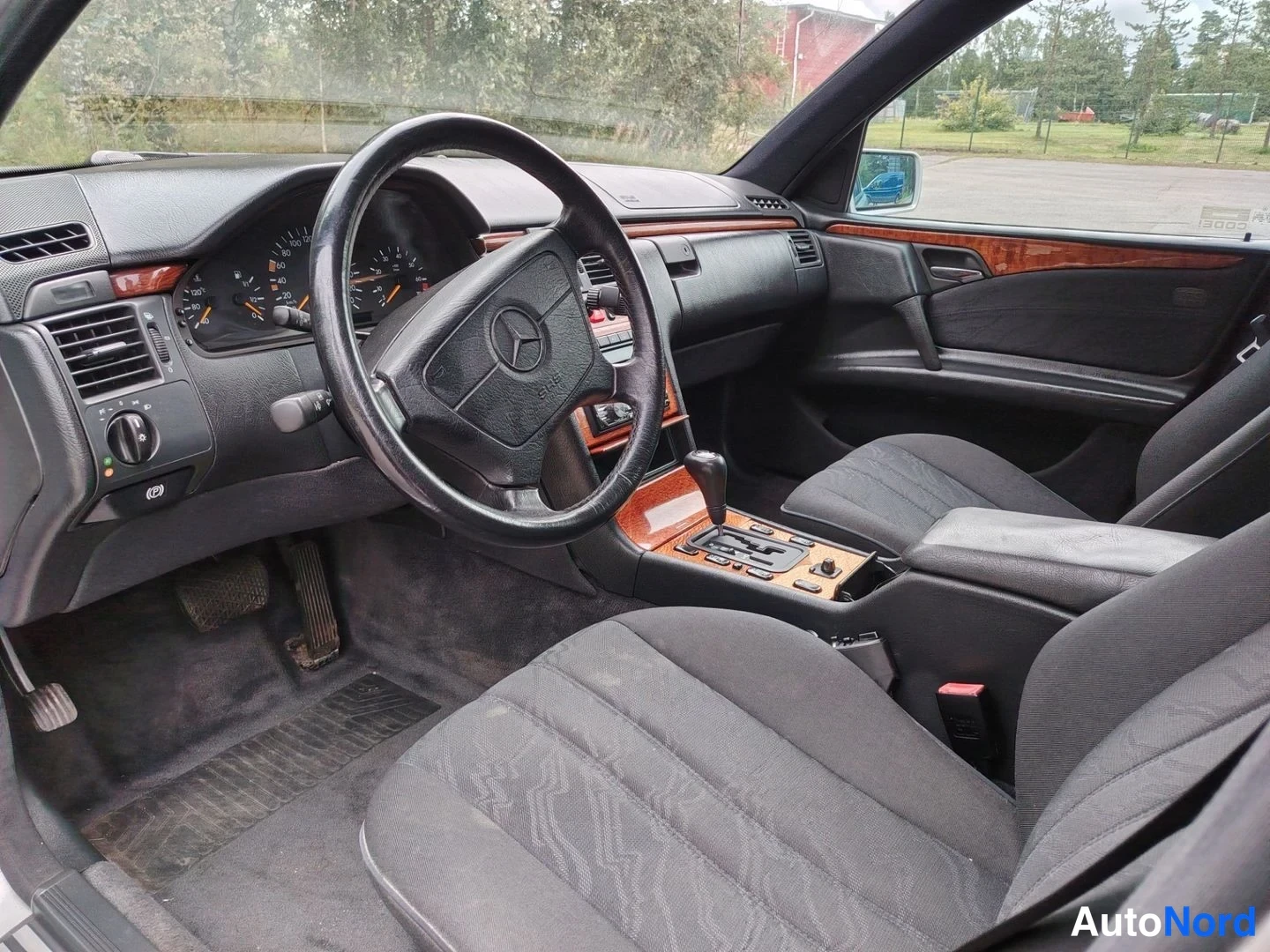 Harmaa Mercedes-Benz E 240 1998, ohjaamo, kuva 11