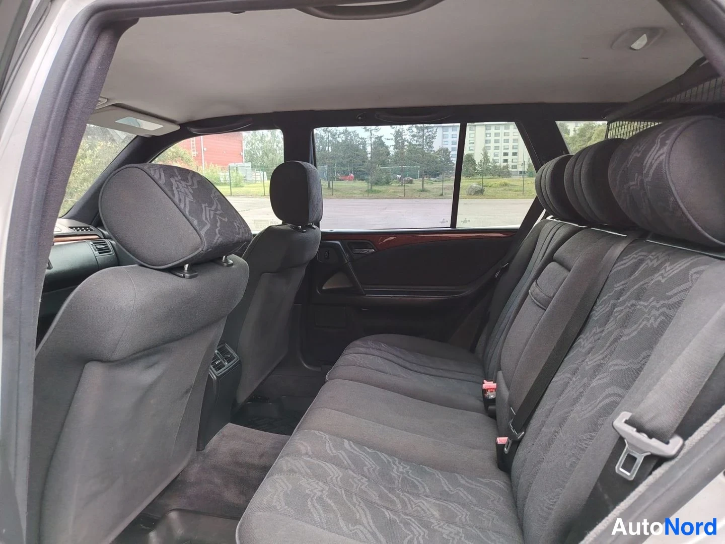 Harmaa Mercedes-Benz E 240 1998, takaistuimet, kuva 16