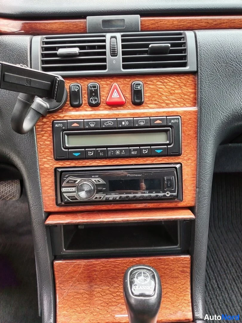 Harmaa Mercedes-Benz E 240 1998, ohjaamo, kuva 13