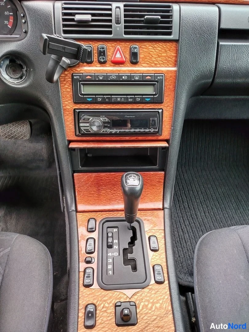 Harmaa Mercedes-Benz E 240 1998, ohjaamo, kuva 14