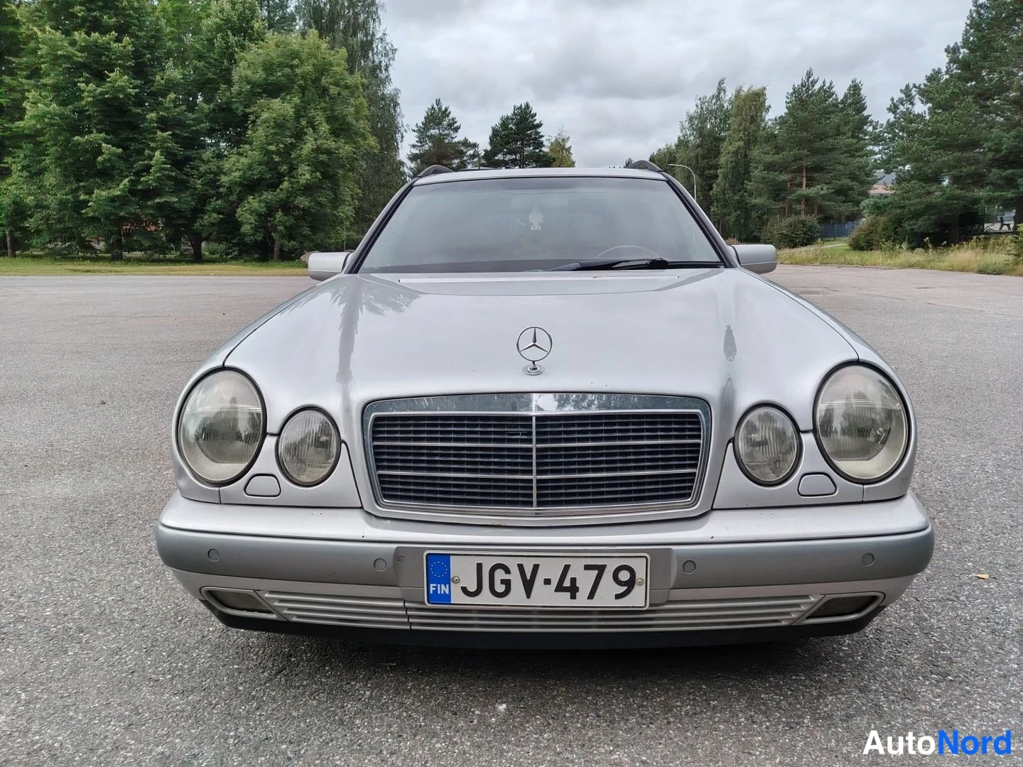 Harmaa Mercedes-Benz E 240 1998, edestä, kuva 3