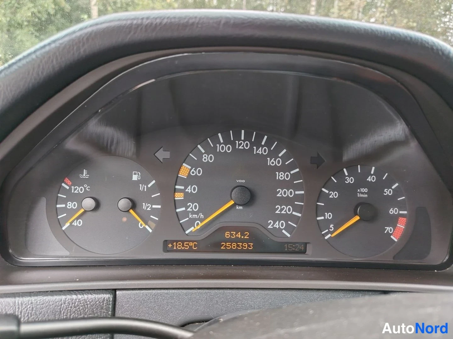 Harmaa Mercedes-Benz E 240 1998, yksityiskohta, kuva 22