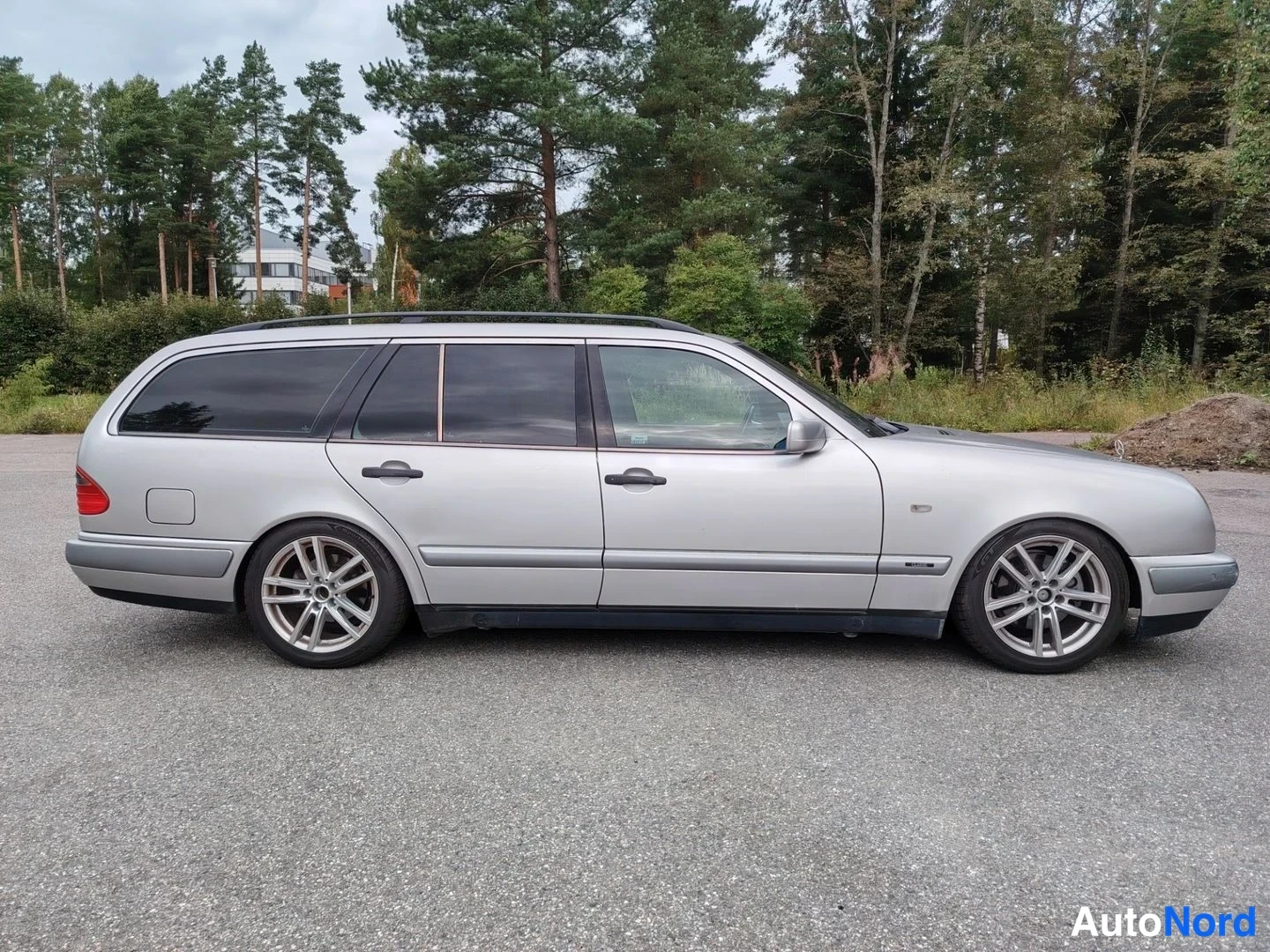 Harmaa Mercedes-Benz E 240 1998, sivulta, kuva 5