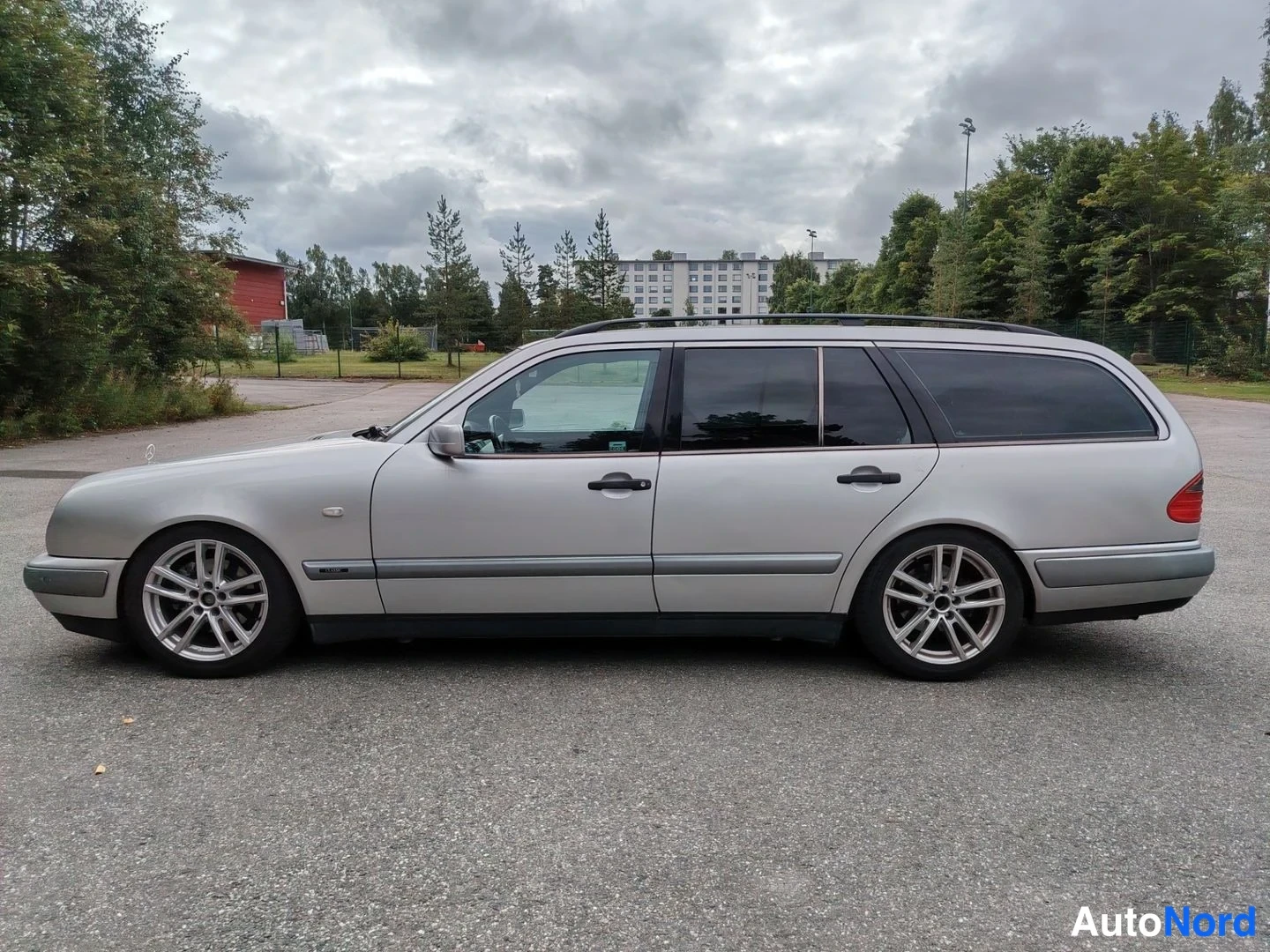 Harmaa Mercedes-Benz E 240 1998, sivulta, kuva 4