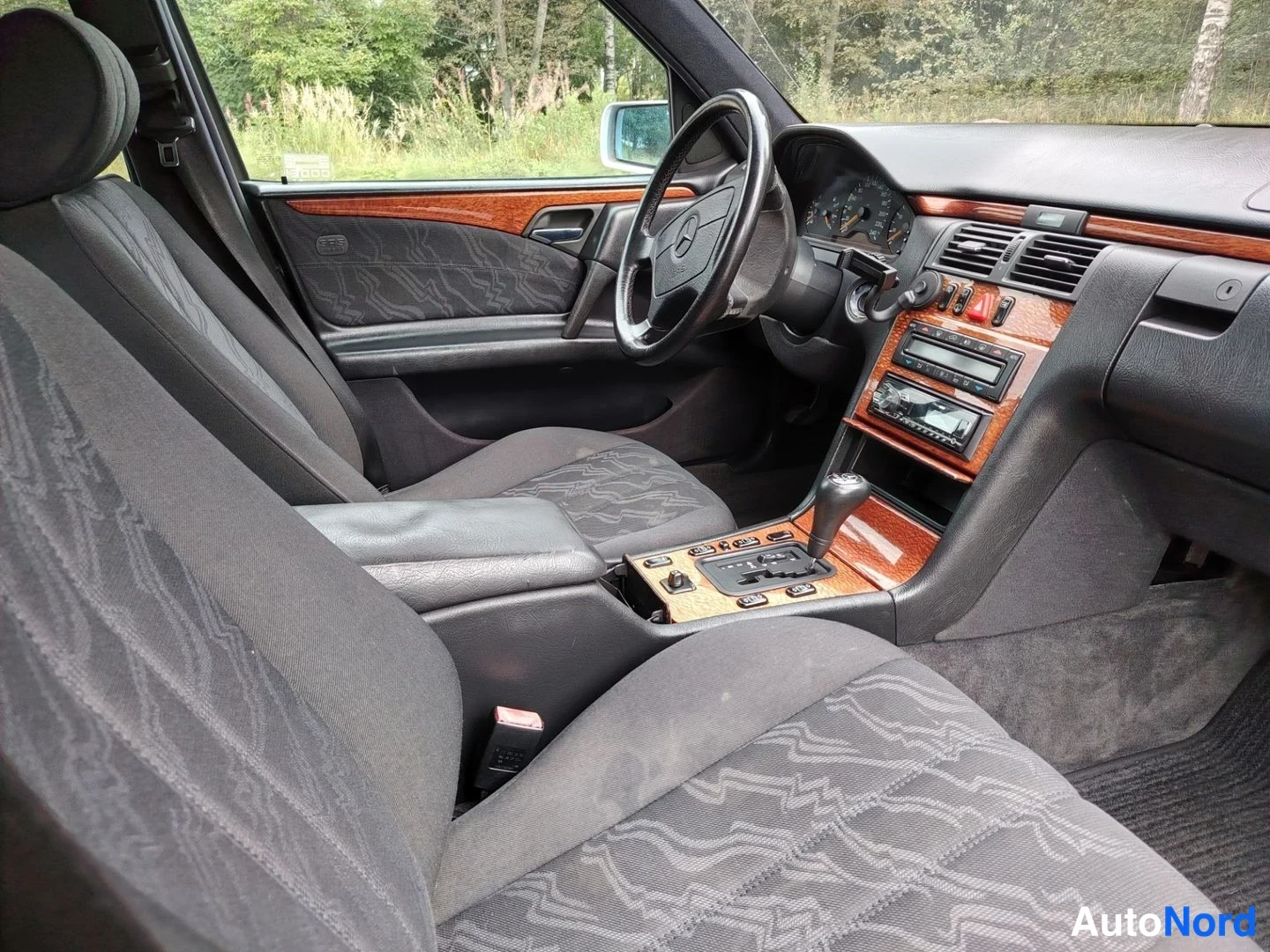 Harmaa Mercedes-Benz E 240 1998, ohjaamo, kuva 9