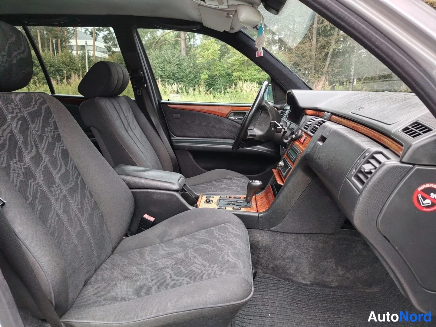 Harmaa Mercedes-Benz E 240 1998, ohjaamo, kuva 10