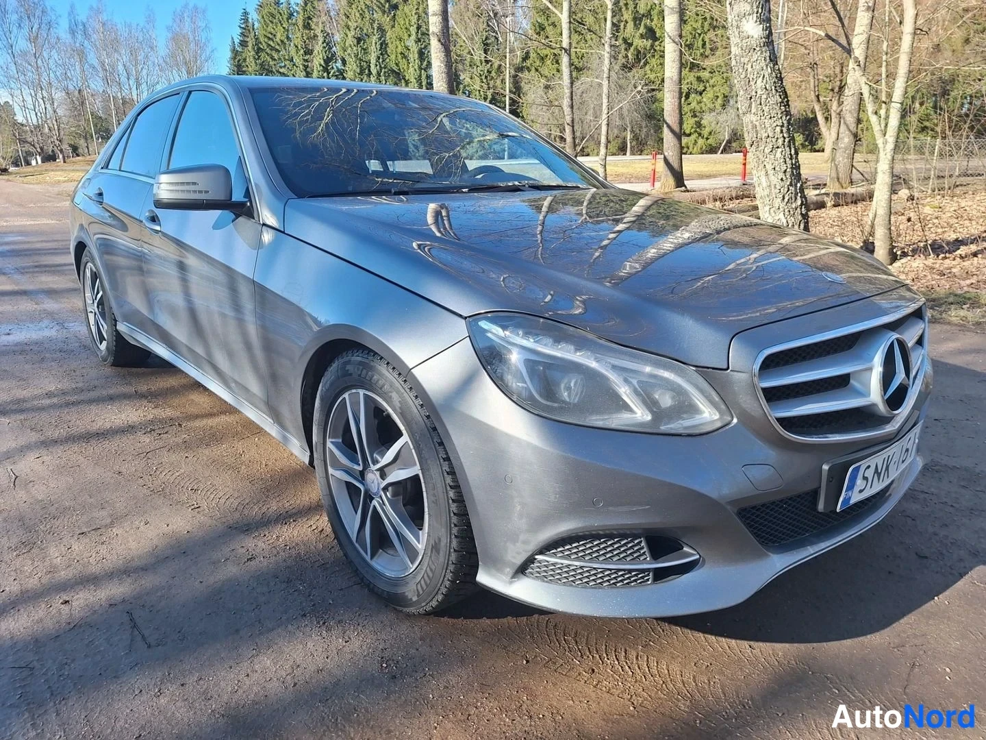 Harmaa Mercedes-Benz E 200 BlueTEC 2016, etuviisto, keula oikealle, kuva 2