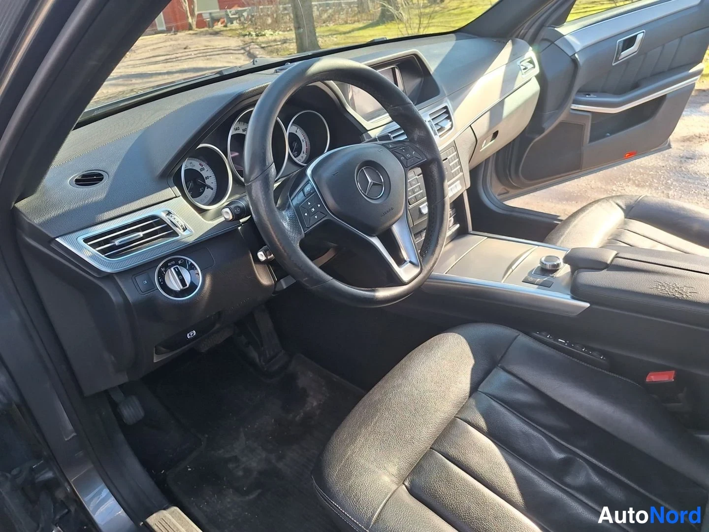 Harmaa Mercedes-Benz E 200 BlueTEC 2016, ohjaamo, kuva 9