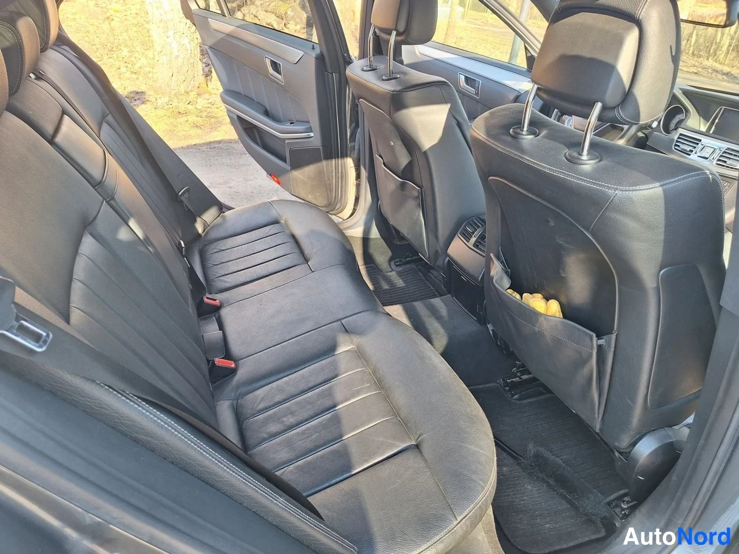 Harmaa Mercedes-Benz E 200 BlueTEC 2016, takaistuimet, kuva 12