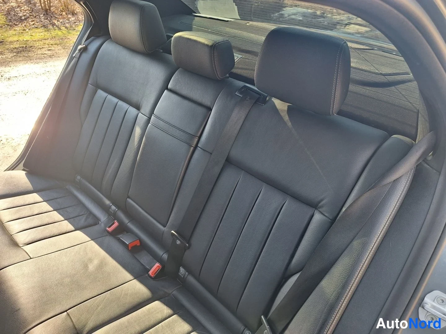 Harmaa Mercedes-Benz E 200 BlueTEC 2016, takaistuimet, kuva 13