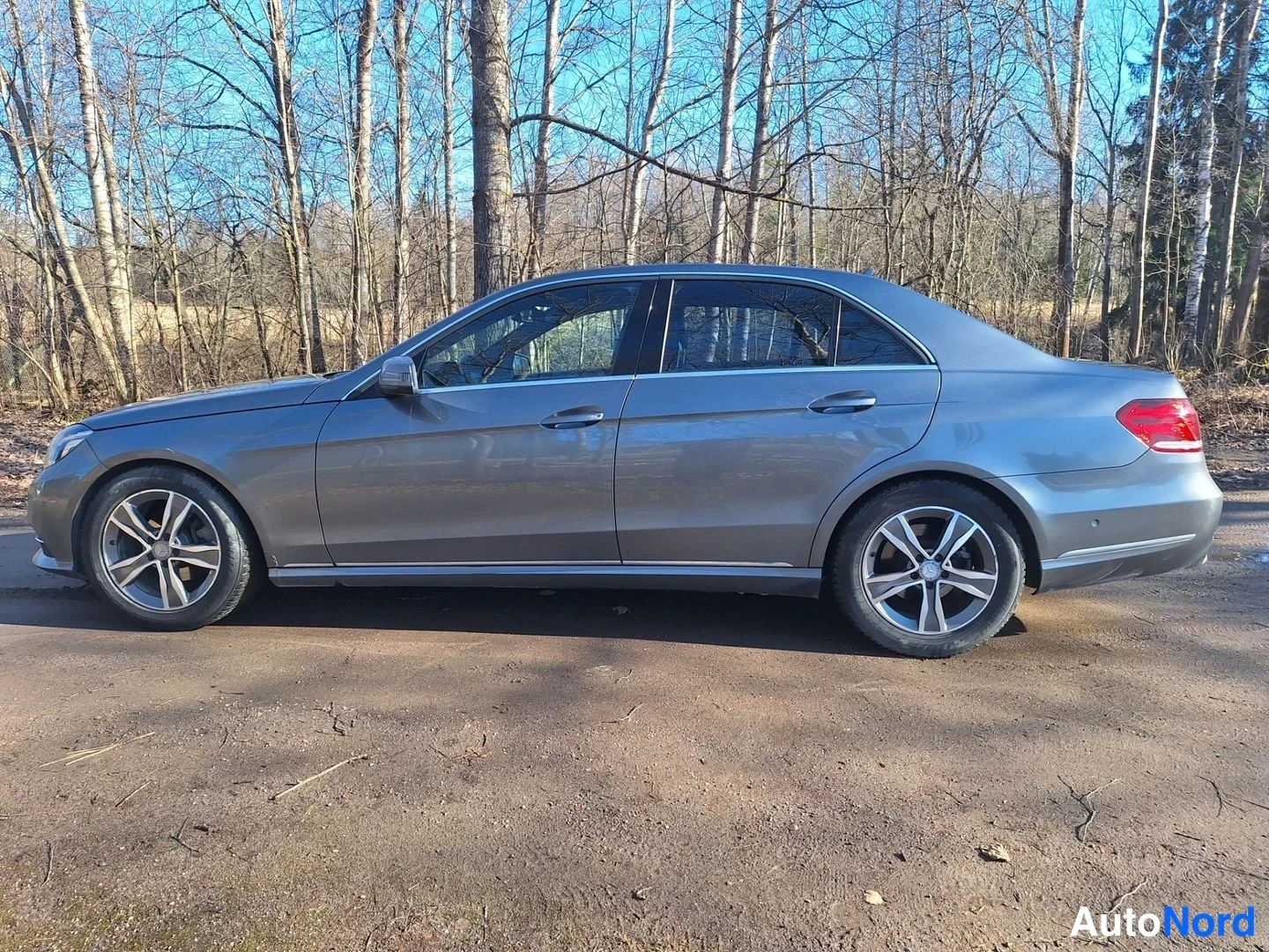 Harmaa Mercedes-Benz E 200 BlueTEC 2016, sivulta, kuva 4